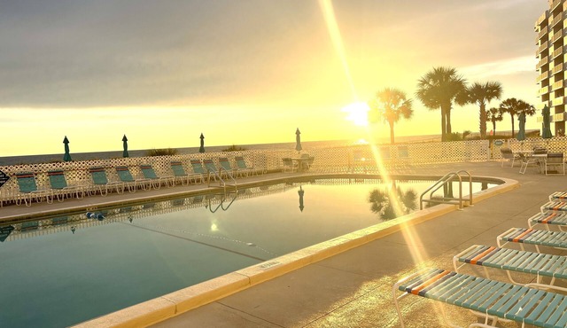 FREE BEACHSETUPS! 1st FL MOONSPINNER 110 OCEANFRONT-POOL WALKOUT🩵 PARK BY DOOR!