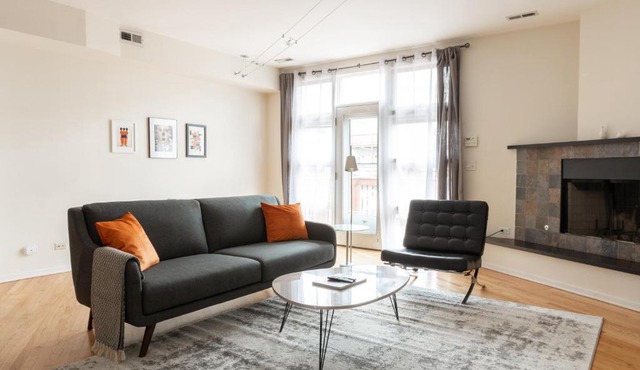 FRONTDESK Spacious 2 BR Apt in Wicker Park in Chicago