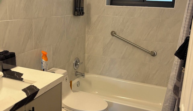 Fully Renovated Modern Home in Miami Gardens/Sleeps 8/Den Lounge/FREE parking