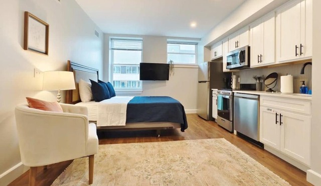 Fun Cozy Apts - 1 25 Mile Walk to TIAA Bnk Fld