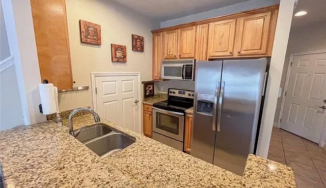 Furnished 2/2 apartment w/parking, walking distance to campus- avail short term in Gainesville