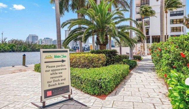 Galleryone Hilton Suite Walk to the Beach/Galleria Mall