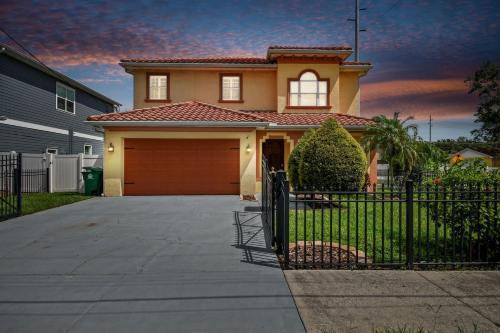 Game Room House, Sleeps 12, Near Everything Tampa