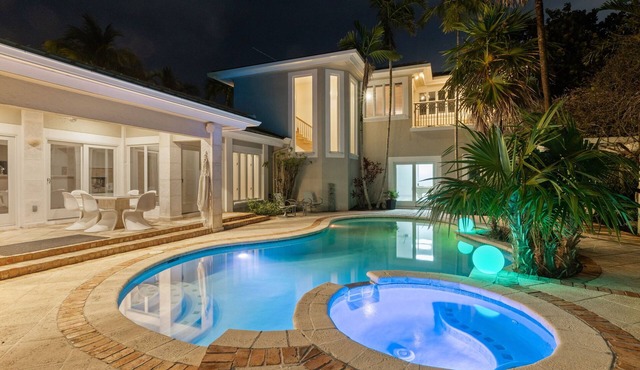 Gated 5-bedroom resort. Heated pool. Waterviews. Walk to Fort Lauderdale Beach.