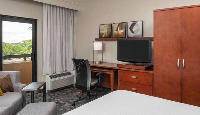Get Ready for Blissful Getaway! with Outdoor Pool, Pet-Friendly! in Miami Lakes