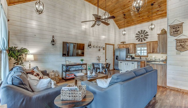 Getaway Chalet Pickwick! HOT TUB! FirePit 5 mins Pickwick Landing! in Counce