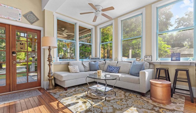 GNV Downtown Estate- Sleeps 16 - Groups & Events