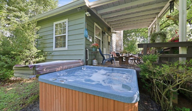 Goldilocks! Whittier Cabin w/Private Hot Tub! in Whittier