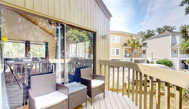Golf course-front beach home with full kitchen - close to the beach in Edisto Beach