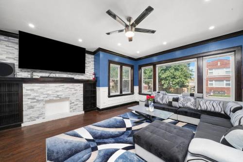 Gorgeous 5 BR Gem with Games in Chicago