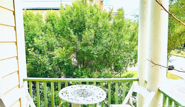 GORGEOUS 6BR/3BA/Sleeps 13 HISTORIC, STREETCAR, FRENCH QUARTER, DOLLHOUSE!