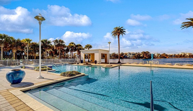 Gorgeous & cozy waterfront efficiency w shared pools, hot tubs, & beach access