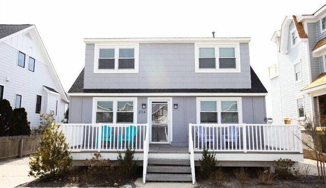 Gorgeous Fully Renovated Single Family Home - Close To Beach & Shops - Sleeps 10 in Avalon