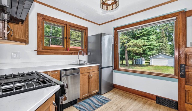 Gorgeous lakefront cabin, wrap-around enclosed porch, dock! in St Germain