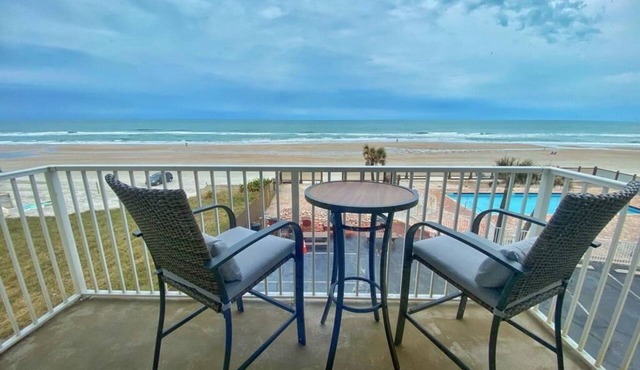 Gorgeous Ocean Front Spacious Studio in Daytona!