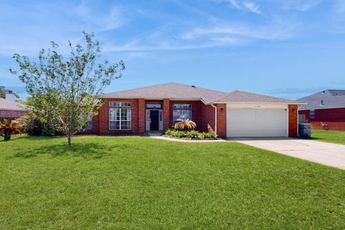 Gorgeous pet friendly coastal home with plenty of space and easy beach access