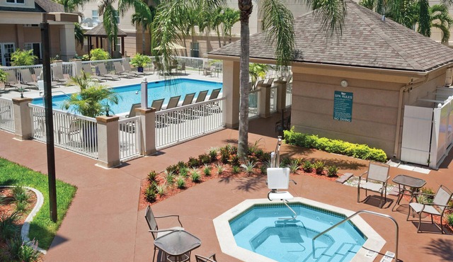 Great Location! Outdoor Pool, Minutes to Bell Tower Shops and Fish Tale Marina!