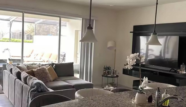 Great Room in excellent community and location in Davenport