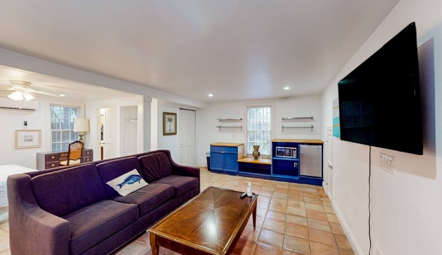 Ground-floor studio with shared outdoor area - near beach & attractions