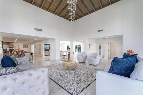 Guest Fav | 5BR Pool Estate | Sleeps 16