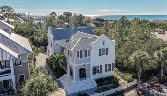 Guest House: High End Open-Concept Design, 3 King Bedrooms, Near Walkover #1