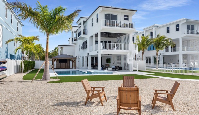 Gulf-front pool home in the heart of the Keys! Close to the beach! Guest house!