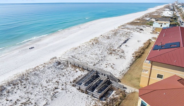 Gulf-Side Townhouse - Community Pool, Garage & Easy Walk to Beach