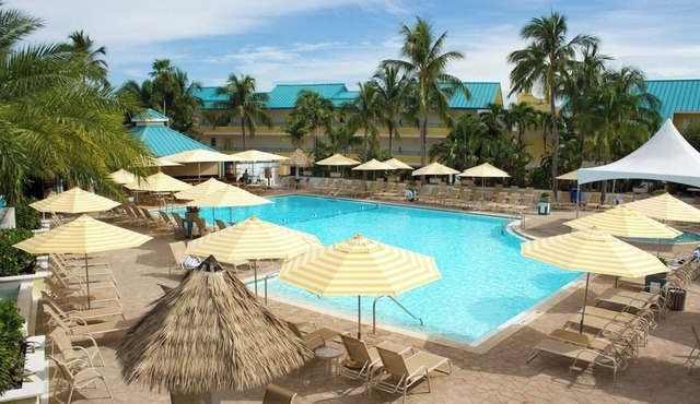 Gulf View Pet Friendly Suite w Balcony | Pool & Beach Access | Parking & Shuttle
