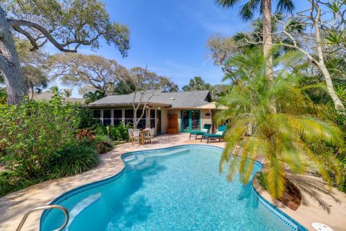 Half-Mi to Private Beach: Floridana Beach Getaway
