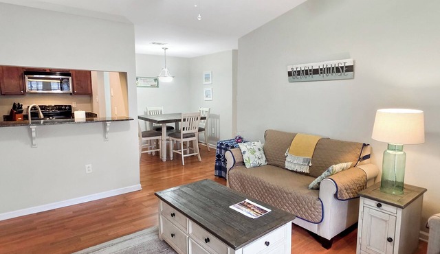 Harbor Landing Condo in Ocean Springs. Pool and Close to Downtown! in Ocean Springs