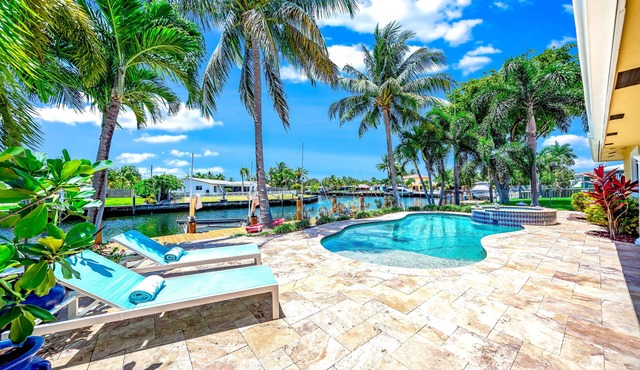 Heated Pool & Hot Tub! WaterFront+1 Mile To Beach! in Pompano Beach
