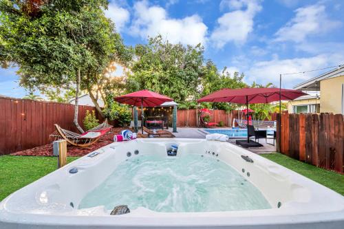 Heated Pool Spa BBQ 10 PPL Near Beach & Downtown