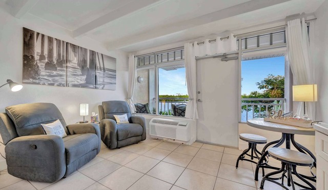 Heated Pool Waterfront, Resort Condo w/Hot Tub! in Ruskin