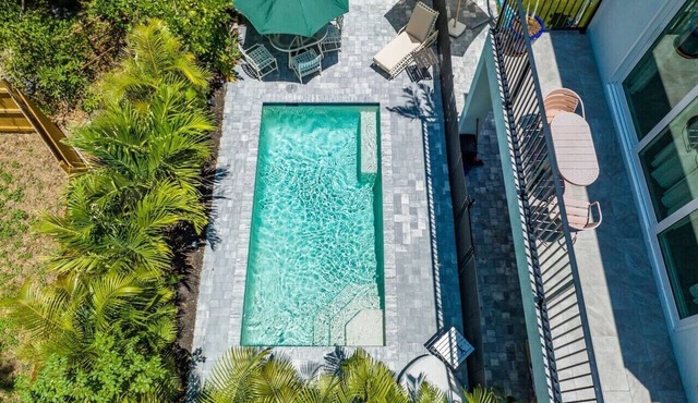 Heated Saltwater Pool and Hot Tub, Walk Downtown. in Sarasota