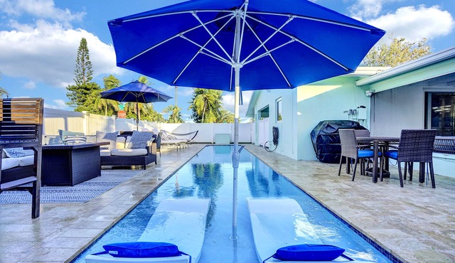 HeatedPool Hottub FreeParking PetFriendly 2.5miles Beach!