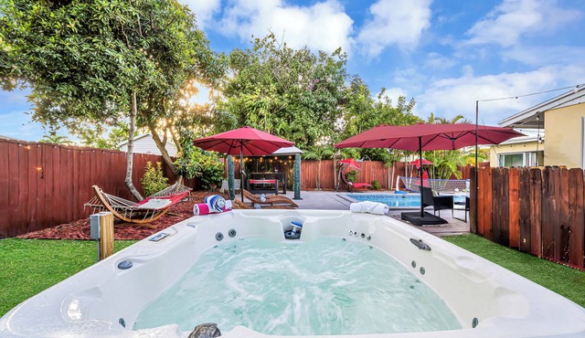 HeatedPool Spa BBQ PoolTable WiFi NearBeach and DT Fun
