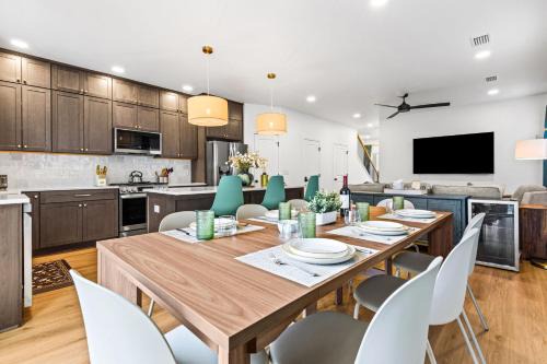 Heights House Upscale Retreat Close to Dwntwn & Beach