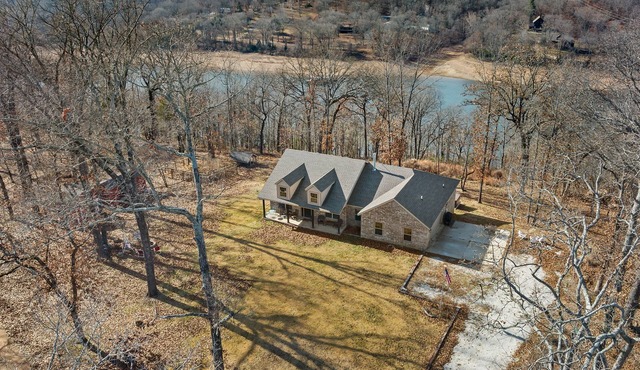 Hickory Hill Haven: Waterfront > Hot Tub > Fire Pit > Relax in Little Flock