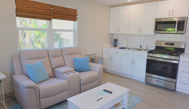Hidden Beach Bungalow - Walking distance to the beach, shops and great food!