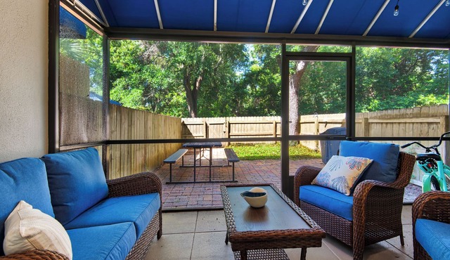Hidden treasure minutes from Pensacola Beach with large pool area!