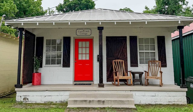 Historic downtown cottage with 1 bedroom, 1 bath, kitchen, Wi-Fi, and parking. in Natchez