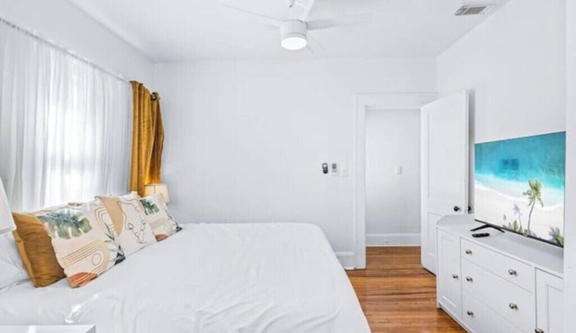 Historic Uptown 2BD w/Shared Patio Pet-friendly
