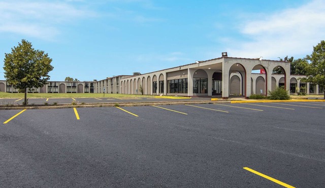 HomeTowne Studios by Red Roof & Conference Center Chicago – N Aurora/Naperville in North Aurora