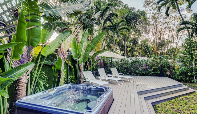 Hot tub Paradise: outdoor kitchen & personalized attention. Pet-friendly+parking