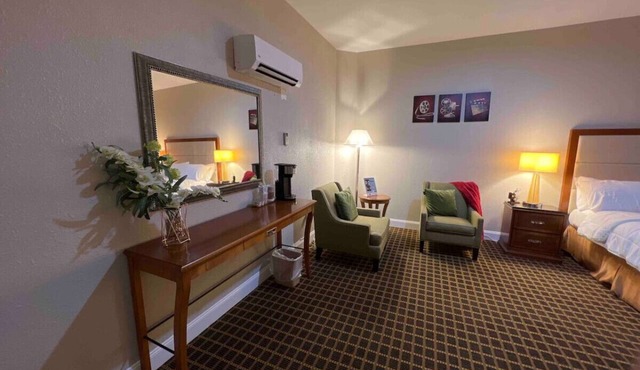 Hotel Pinehurst- Jean Theatre, Suite 103