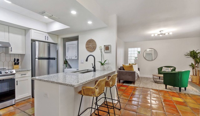Hyde Park Condo - 2 b/2 ba - Location, Location, Location
