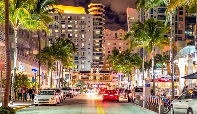 Iconic Carlyle on Ocean Drive, Beachfront, Guest Favorite, Walk Everywhere