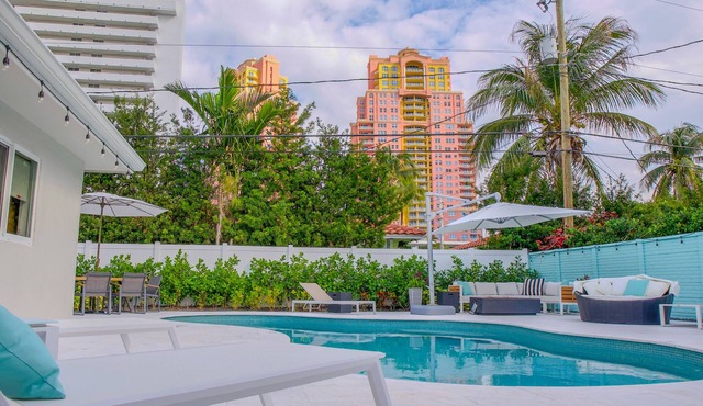 Immaculate Pool House - Only Two Blocks to the Beach!