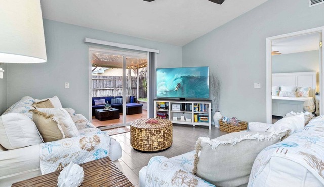 Indialantic Oasis | 2BR, Outdoor Screened-in Patio & BBQ Grill! 🌴🌊 in Indialantic