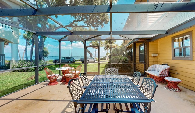 Indian River Lagoon Vista — Shared Boat Access, Pier Fishing, Outdoor Patio Dining 🌅